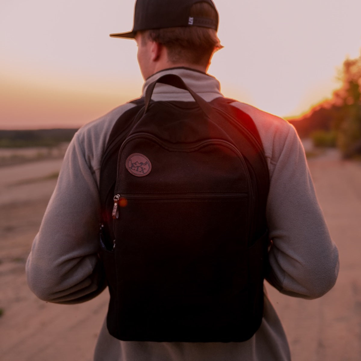 Sac à dos noir pratique et écoresponsable conçu par Lix une entreprise Québécoise. Backpack made in canada. Lix. Sac a dos Canada. Backpack made in canada. Lix. Sac a dos Canada