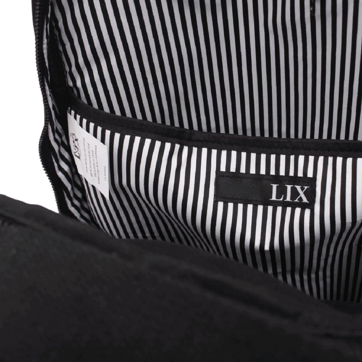 Intérieur de notre sac à dos d'école en polyester recyclé conçu pour l'école par Lix design. Backpack urban noir. Sac noir. Sac a dos urbain femme. Backpack made in canada. Lix. Sac a dos Canada