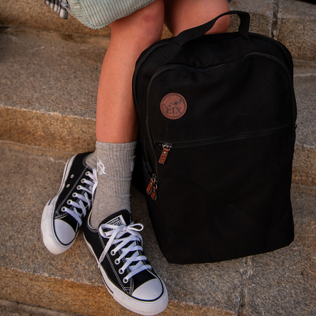 Sac à dos noir polyester recyclé. Noir unisexe. Conçu au Québec. Backpack made in canada. Lix. Sac a dos Canada