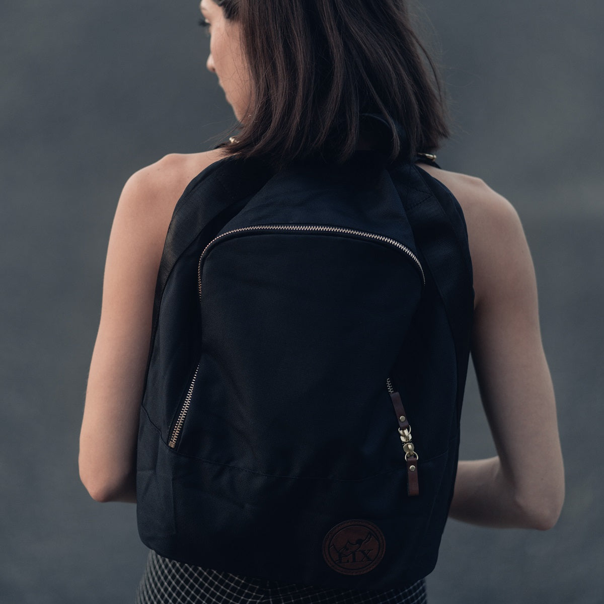 Sac à dos de couleur noir fait de polyester recyclé. Sac 16L avec intérieur rayé noir et blanc. sac à main. Backpack. Sac de ville. Backpack made in canada. Lix. Sac a dos Canada