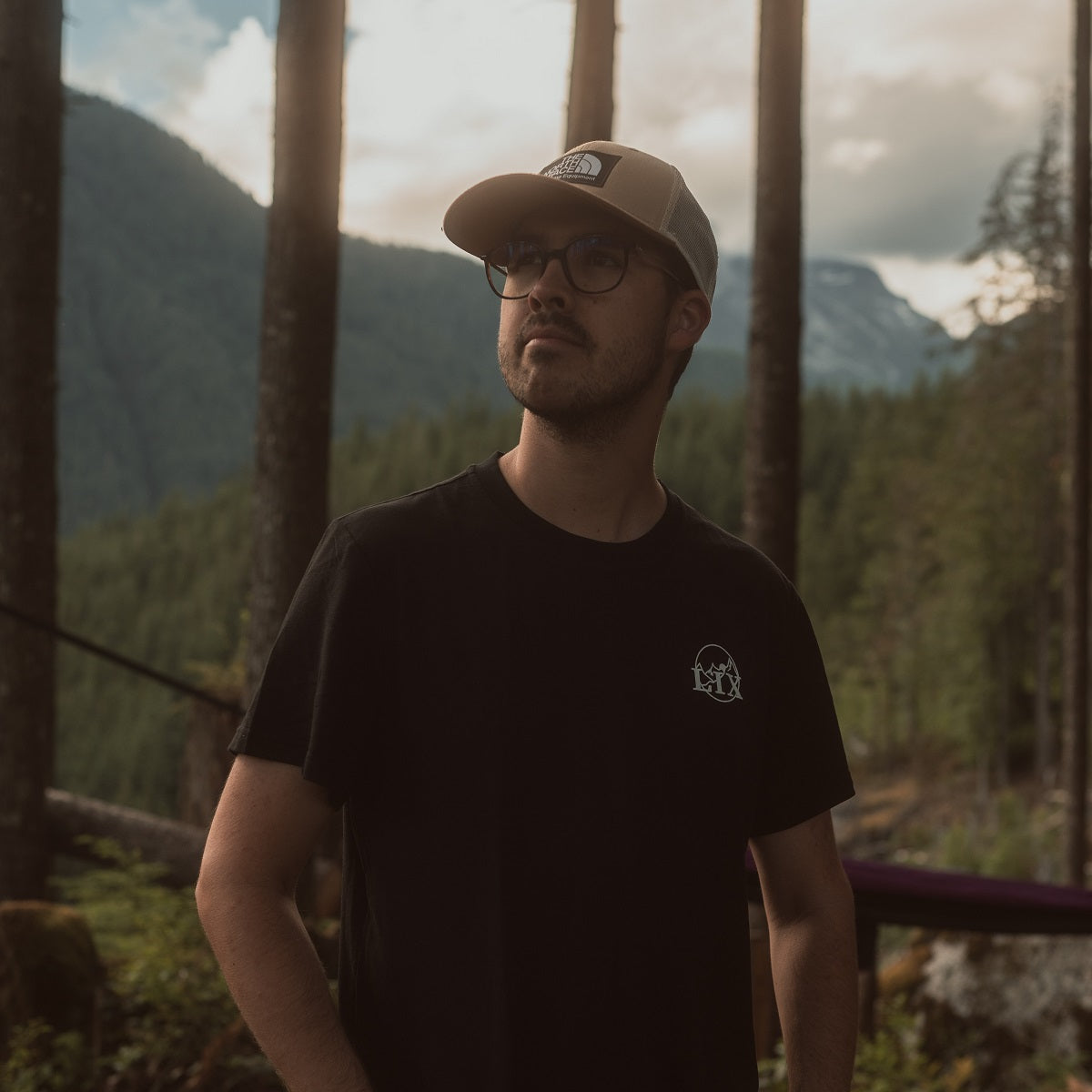 T-shirt de couleur noir, conçu au Québec.