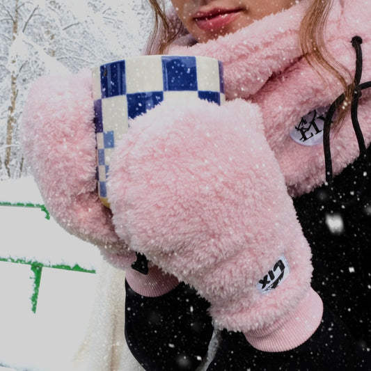 Mitaines en polar fluff rose pâle conçu par lix une entreprise québécoise.