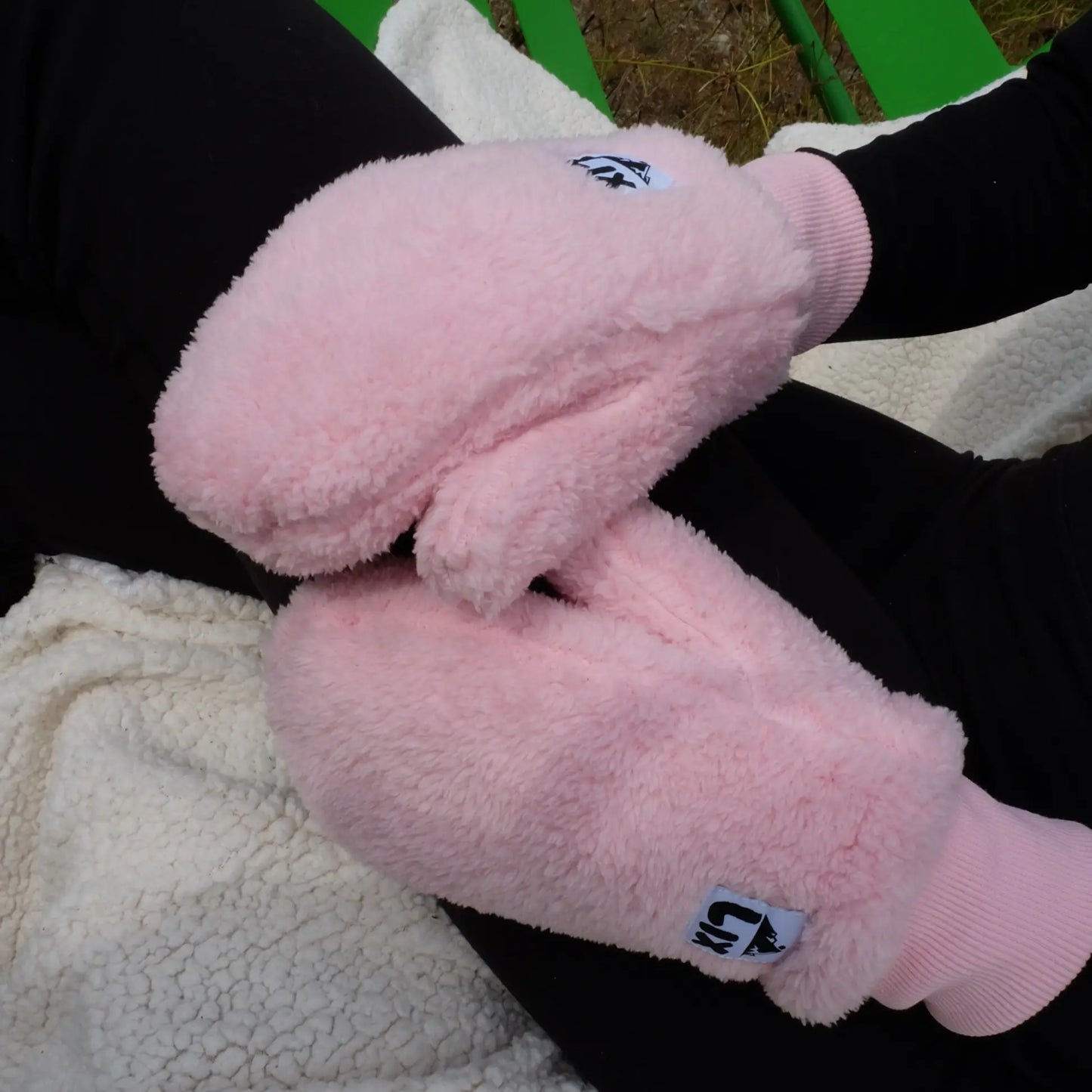 Mitaines de couleur rose pâle conçu par lix pour les hiver québécois.