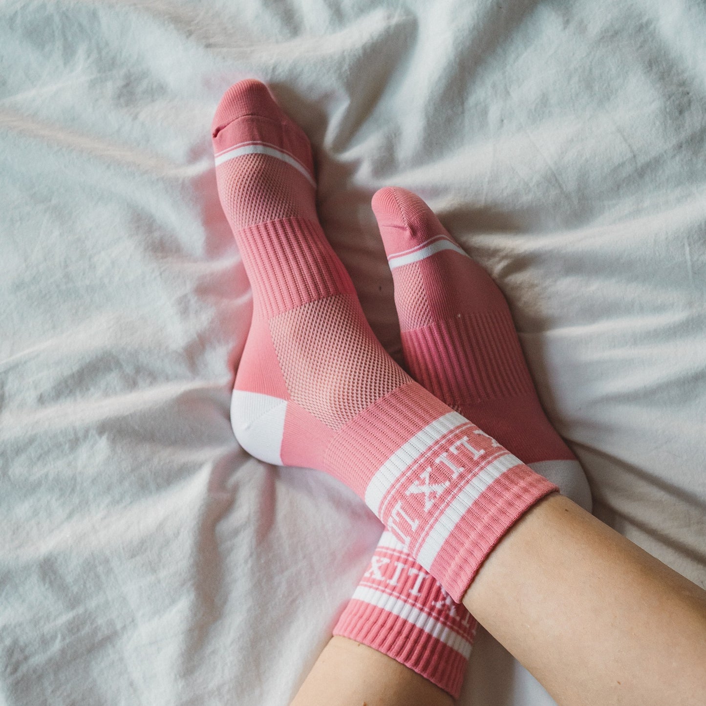Bas en nylon de couleur rose conçu pour les sports. Parfait pour toutes tes activités sportives, vélo, course, entrainement en salle.  Bas court.