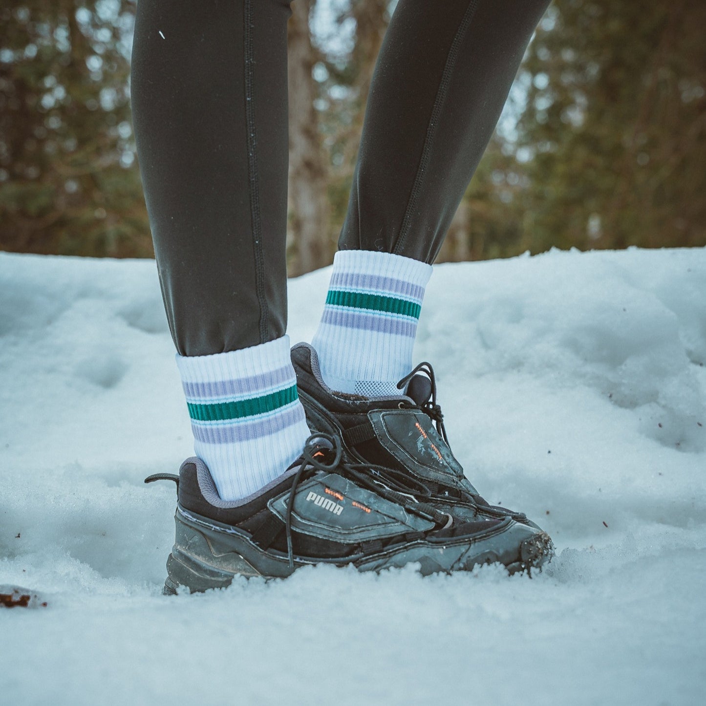 Chaussette en nylon pour les sports de couleur blanche, verte et lavande. Bas court.