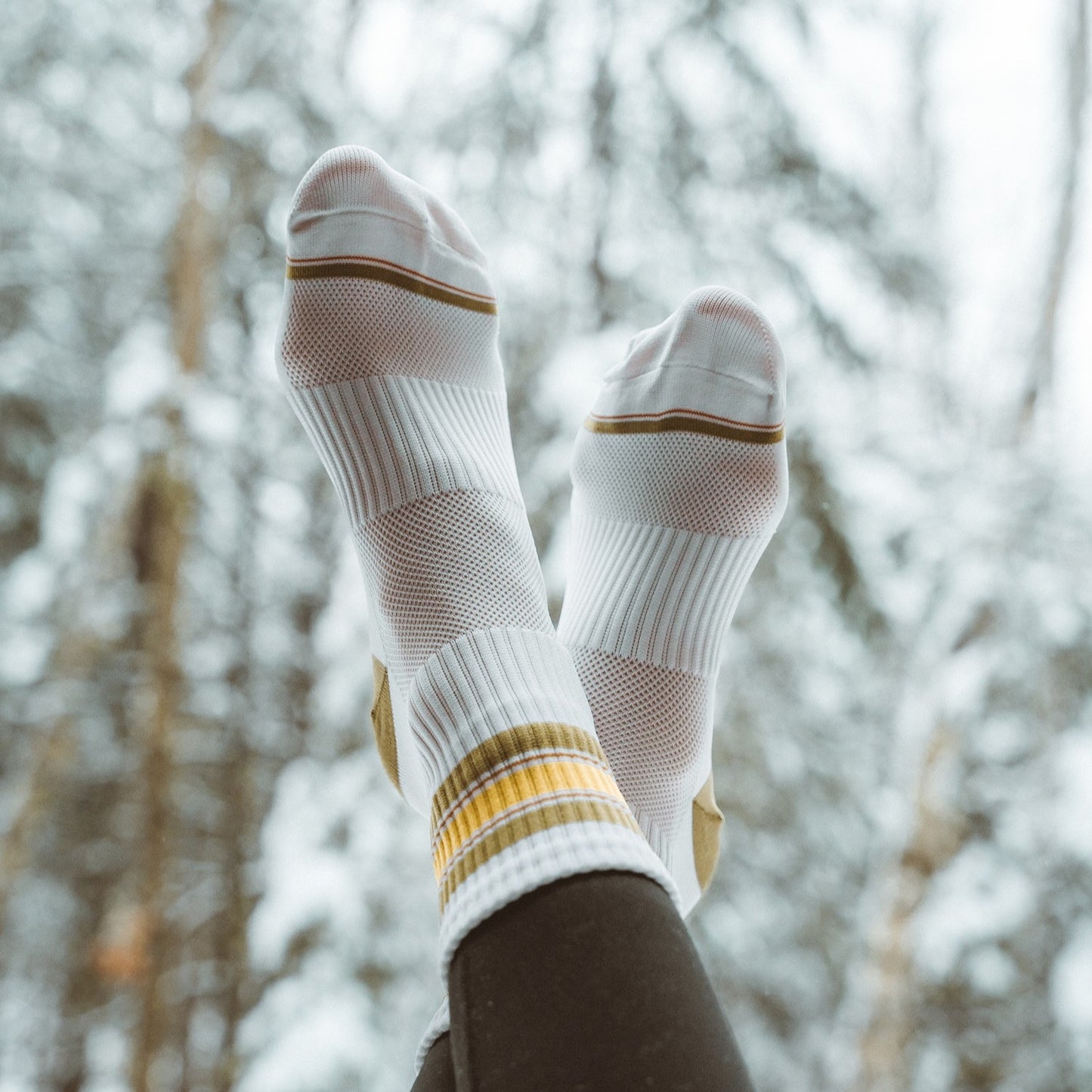 Chaussette en nylon conçu par Lix une entreprise Québécoise. Bas couleur banche verte et jaune. Bas court.