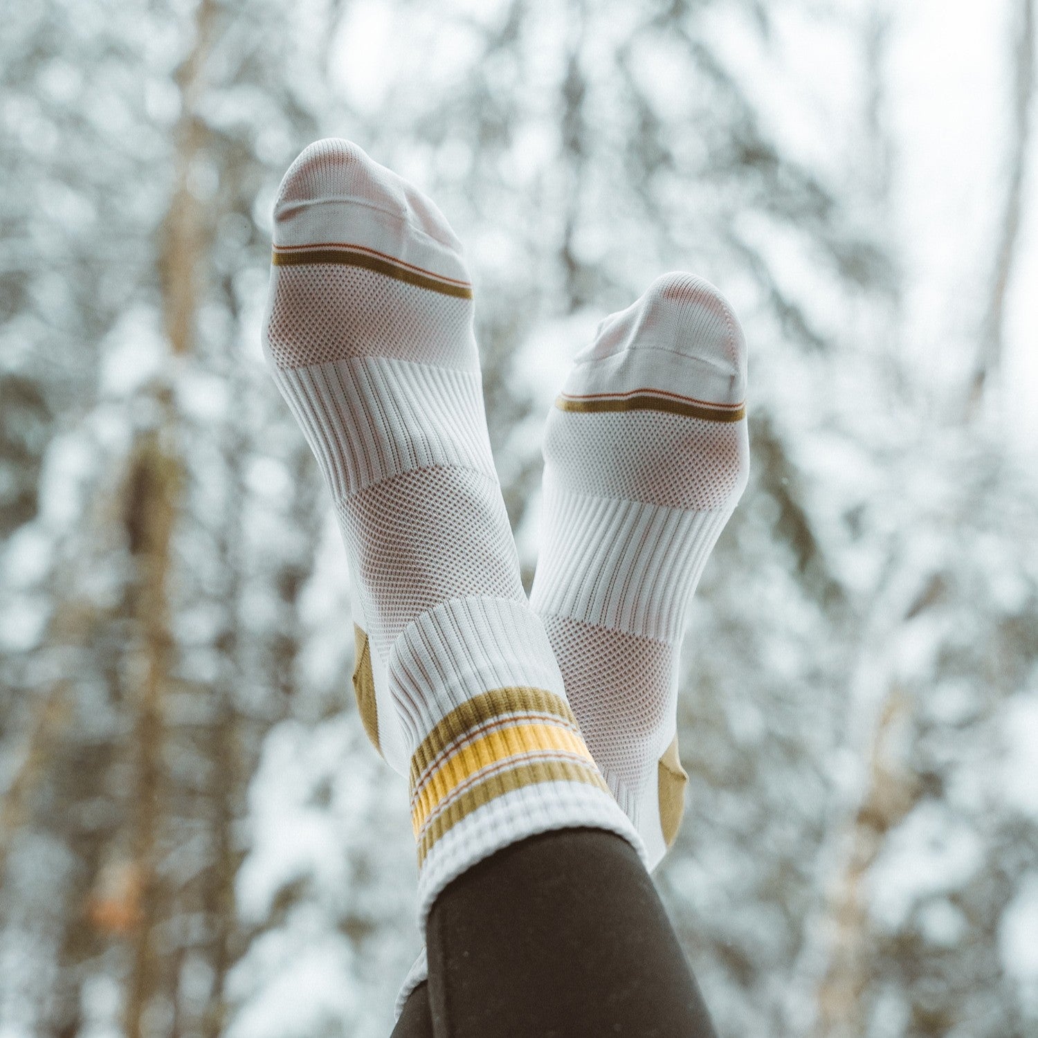 Chaussette en nylon conçu par Lix une entreprise Québécoise. Bas couleur banche verte et jaune. Bas court.