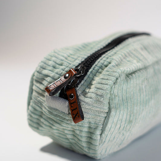 Étui en corduroy bleu pâle conçu par lix une entreprise Québécoise. Étui.
