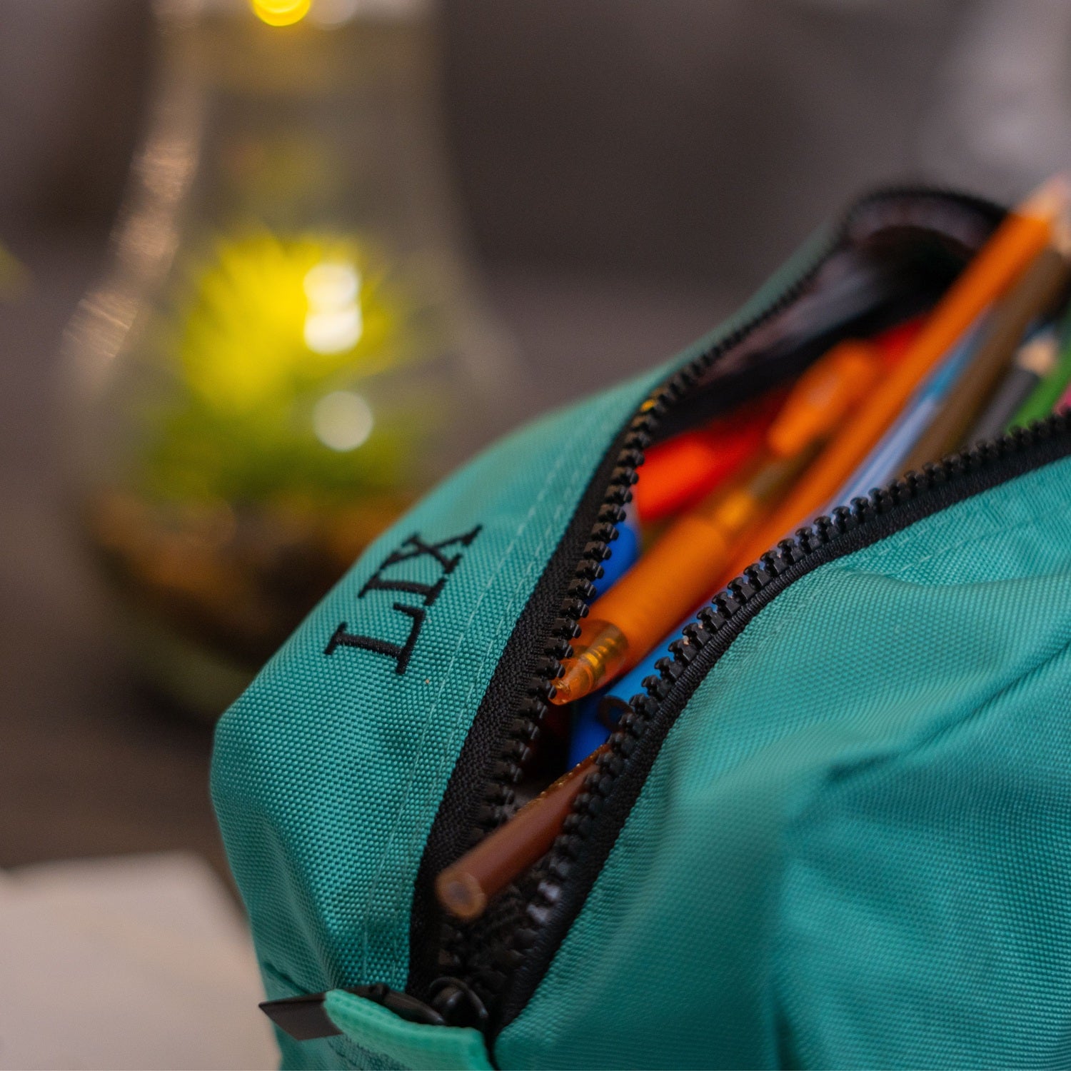 Étui bleu turquoise en polyester recyclé conçu par Lix une entreprise Québécoise.