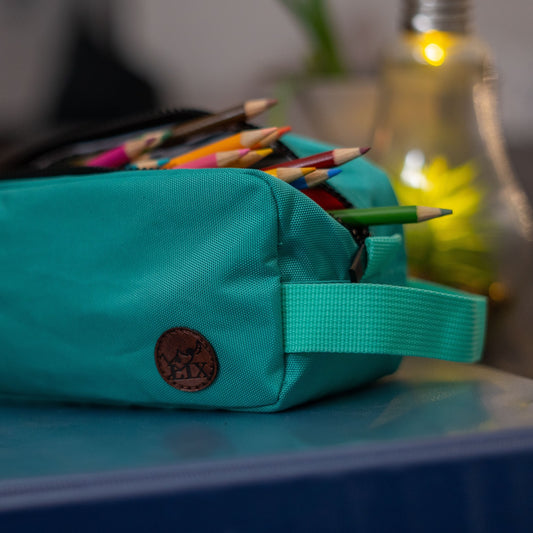 Étui en polyester recyclé de couleur bleu turquoise conçu par Lix, une entreprise Québécoise.