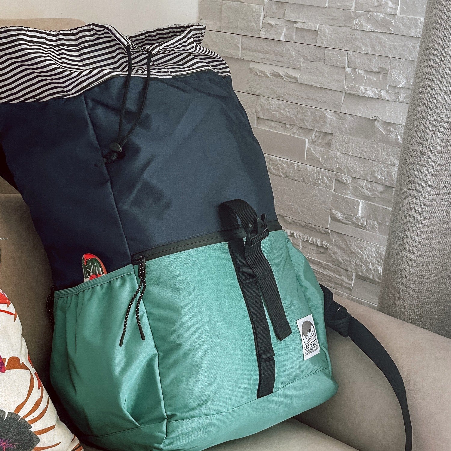 Sac à dos couleur bleu turquoise et bleu marin en polyester recyclé conçu par Lix une entreprise Québécoise.  Backpack made in canada. Lix. Sac a dos Canada. Backpack made in canada. Lix. Sac a dos Canada