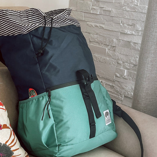 Sac à dos couleur bleu turquoise et bleu marin en polyester recyclé conçu par Lix une entreprise Québécoise.  Backpack made in canada. Lix. Sac a dos Canada. Backpack made in canada. Lix. Sac a dos Canada