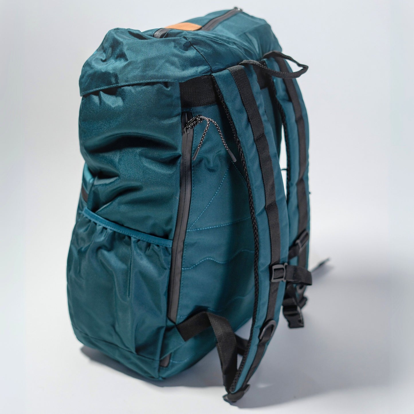 Sac à dos bleu émeraude sarcelle en polyester recyclé conçu par lix une entreprise Québécoise. Backpack made in canada. Lix. Sac a dos Canada