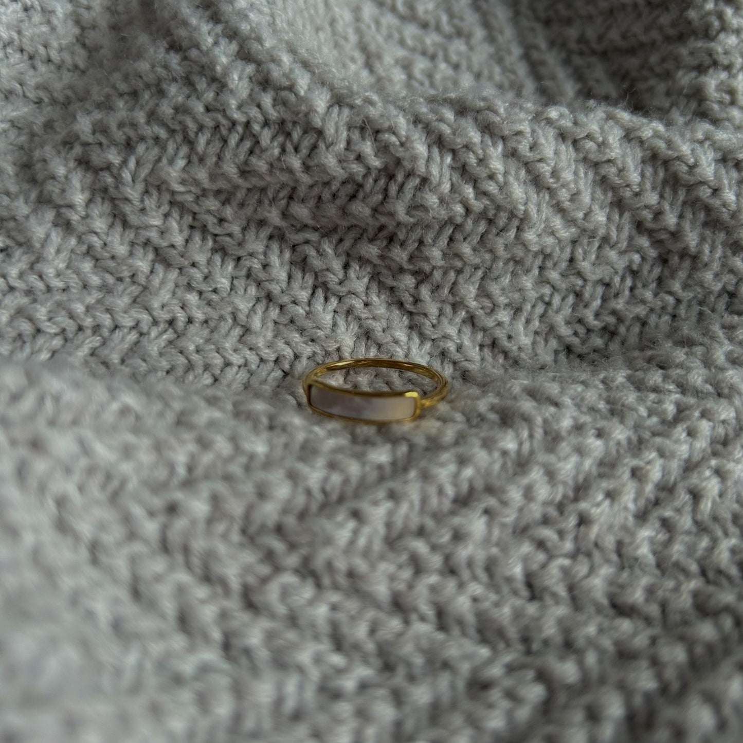 Bague en acier inoxydable plaqué or 18k. Ne ternis pas.