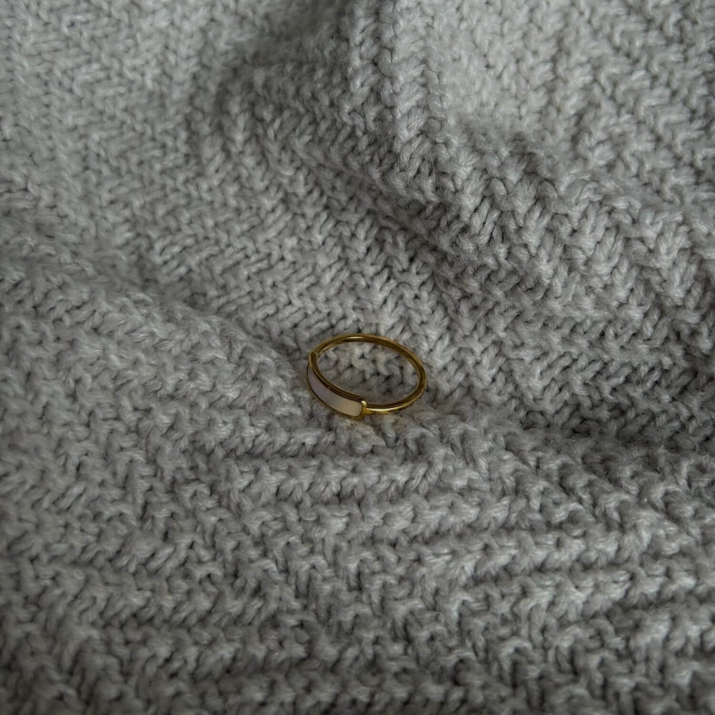 Bague en acier inoxydable plaqué or 18k. Ne ternis pas.