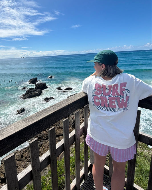 Tshirt surf crew blanc avec imprimé au dos surf crew rose et bleu. Tshirt pour homme et pour femme. Tissu hyper confortable. Conçu par lix une entreprise Québécoise.