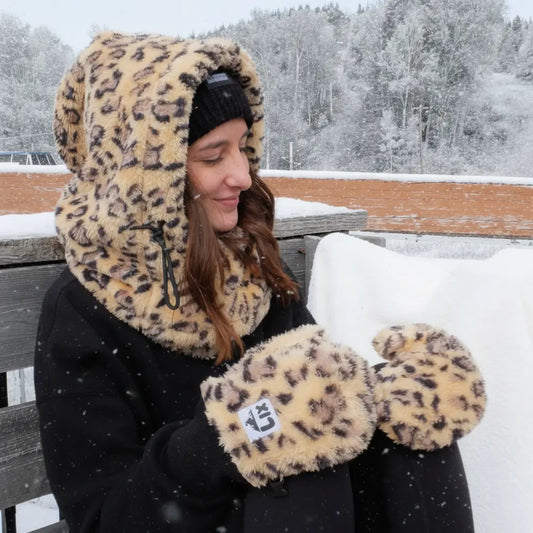Hooder passe montagne et mitaines léopard conçu par lix une marque québécoise.