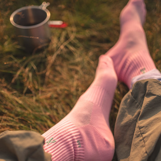 Bas rose conçu pour les sports. Respire. Fait de nylon. Évacue l'humidité.  Chaussette de sport de couleur rose. Bas court.