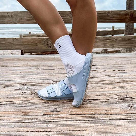 Bas a confection sportive de couleur blanc. Fait de nylon parfait pour les sports. Respire et laisse l'humidité s'évacuer. Chaussette de sport de couleur blanche.  Bas blanc. Marque quebecoise. reckless clothing. Bas court.