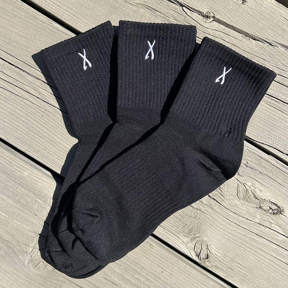Trio de chaussette de couleur noir conçu pour les sports par Lix design une entreprise québécoise.  Bas court.