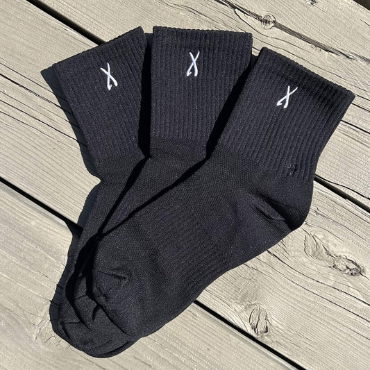 Trio de chaussette de couleur noir conçu pour les sports par Lix design une entreprise québécoise.  Bas court.