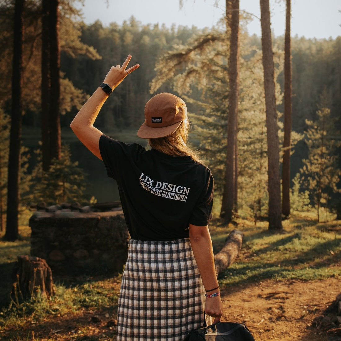 T-shirt unisexe noir en coton confortable.