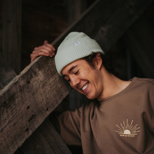 crewneck sun avec intérieur velours de couleur brune et broderie soleil. tuque couleur vert menthe.