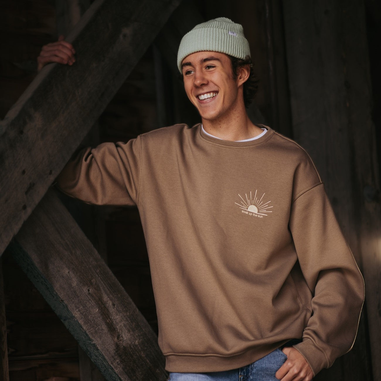 crewneck brun avec broderie jaune soleil. chandail brune avec intérieur velours doux comme un ourson. tuque vert couleur menthe.