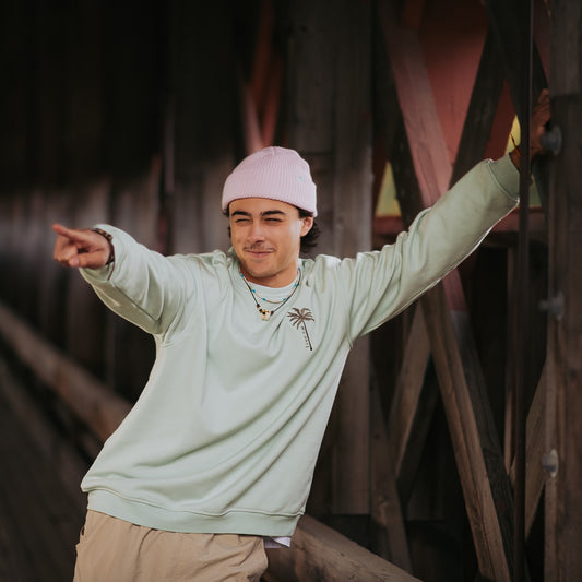 Crewneck vert menthe avec broderie palmier brune. Chandail a manche longue vert menthe. Chandail unisexe. Hoodie sans capuche manche longue vert.