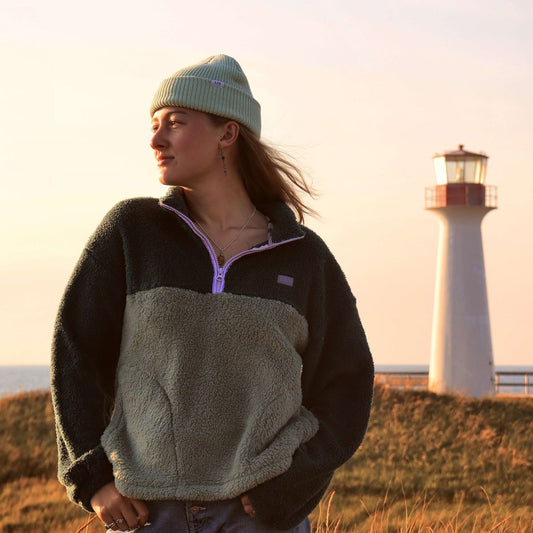 Fleece en polar fluffy de couleur vert deux tons avec accent de mauve. Polar chandail coton ouaté vert et mauve. Polar fluff en polyester. Fleece camping. Patagonia fleece.