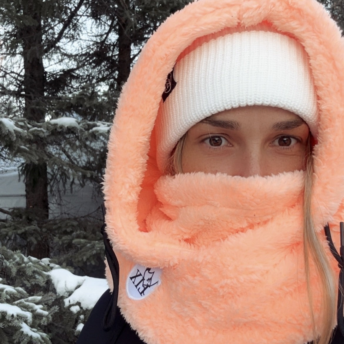 Hooder de couleur pêche avec cache-cou intégrée. Ajustable. Rider hood Lix.