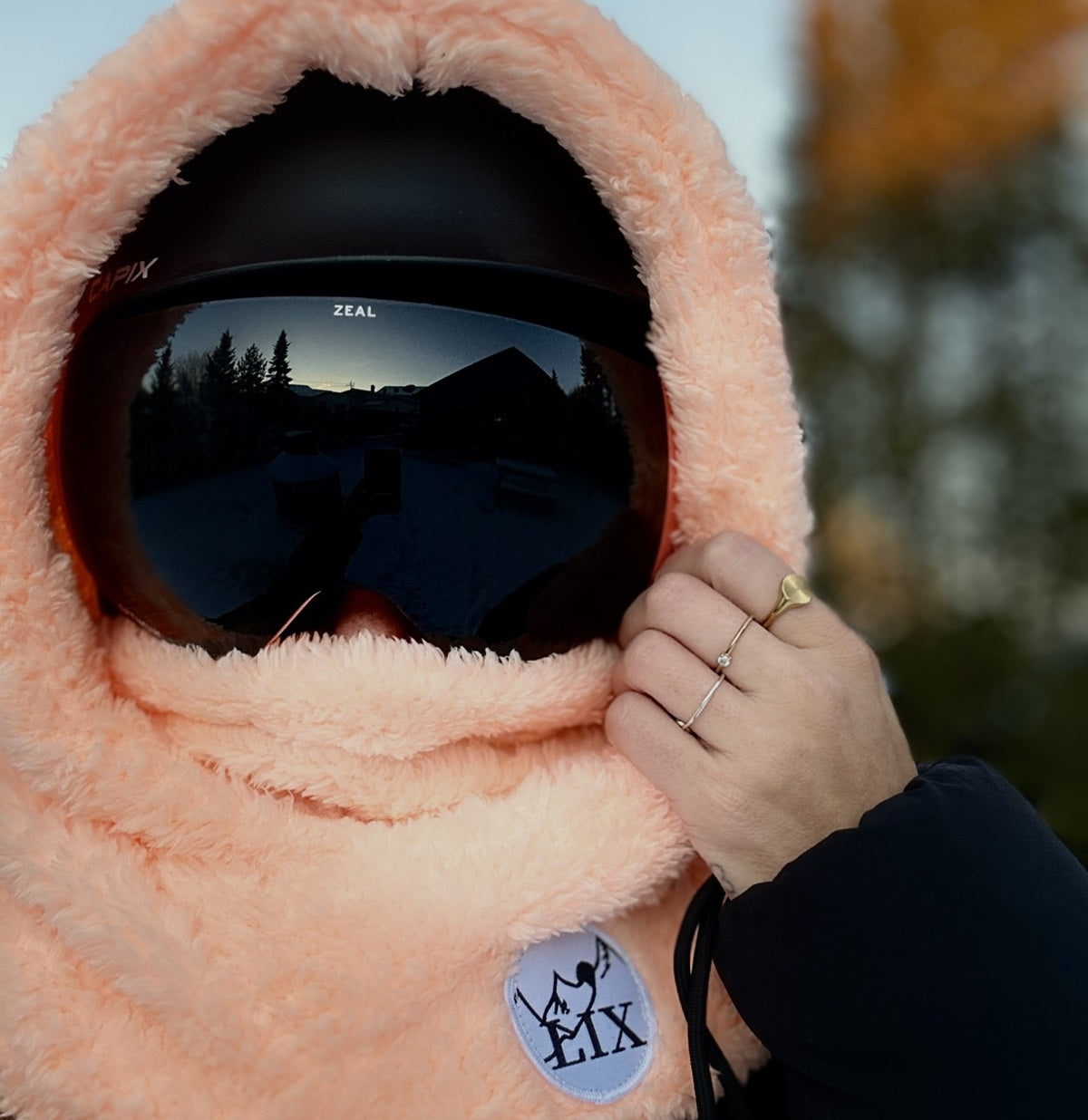 Hooder de couleur pêche en polar fluff. Passe-montagne de couleur rose pêche fit par-dessus le casque de ski. Rider hood Lix.