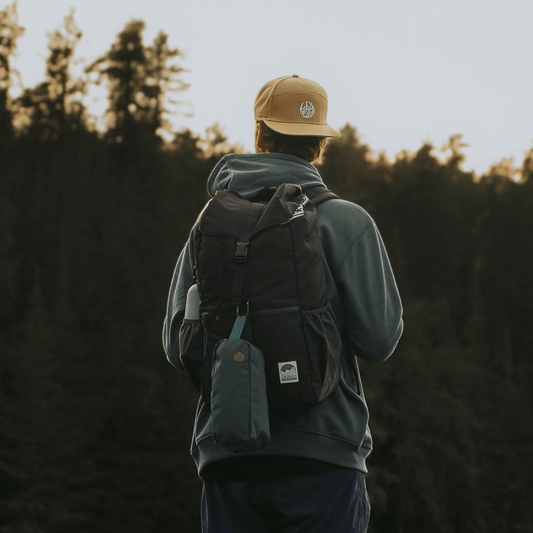 Sac à dos noir recyclé fait de bouteilles de plastique. Matières recyclées. Sac d'école noir grand 26L. Sac de camping pour l'aventure. Herschel backpack. Sac d'école Lavoie entreprise québécoise. Pochette intérieur et extérieur pour ordinateur portable 15''. Pochette pour téléphone cellulaire à l'arrière. Plusieurs ouvertures. Herschel backpack. The north face backpack. Backpack made in canada. Lix. Sac a dos Canada. Étui.