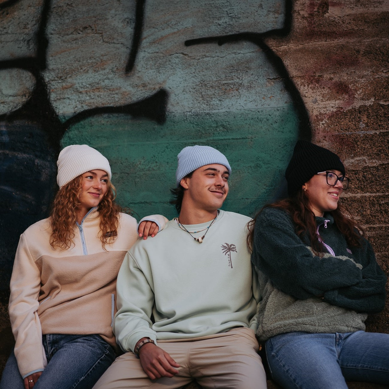 Chandail manche longue vert hoodie avec intérieur velours. crewneck vert pâle unisexe pour homme et femme.