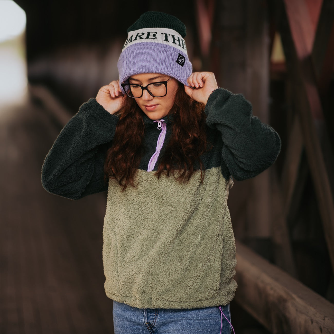 Fleece polar chandail vert et mauve. Manche longue. poches. tuque mauve blanc et vert avec inscription dare the unknown.