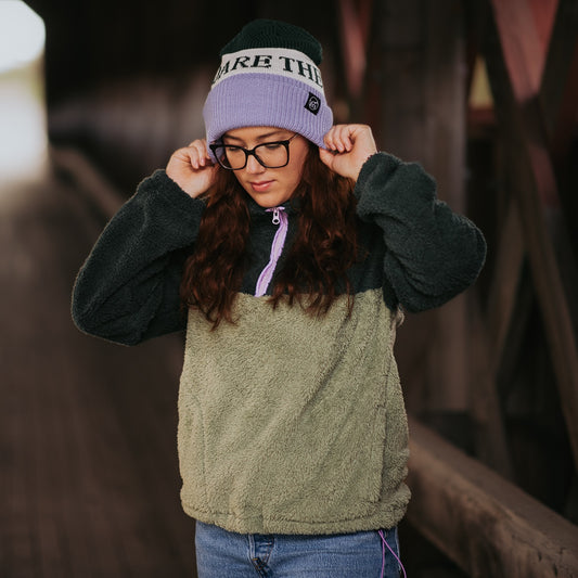Fleece polar chandail vert et mauve. Manche longue. poches. tuque mauve blanc et vert avec inscription dare the unknown.