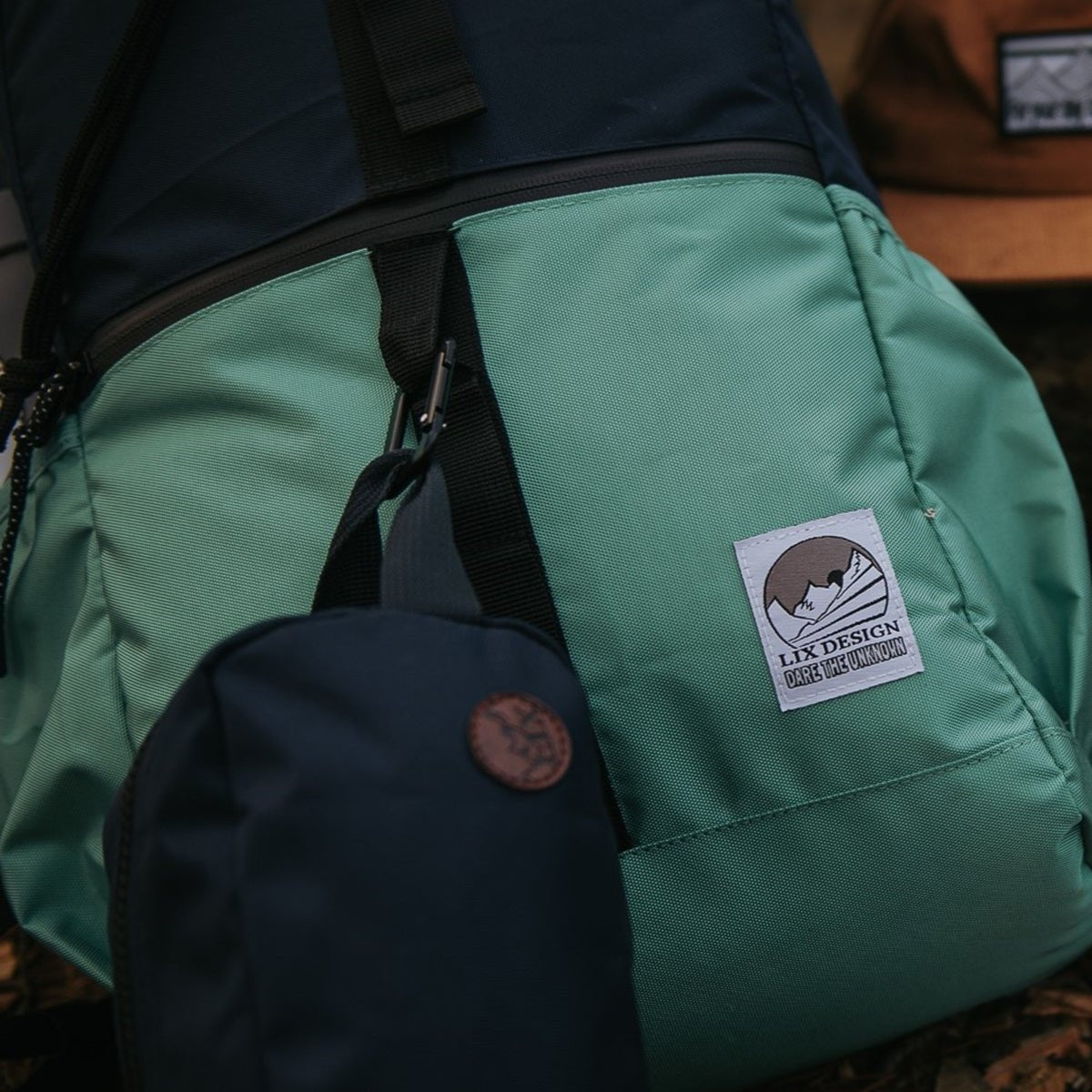 sac aventure écoresponsable de couleur bleu. Fermeture éclair scellés. Résiste aux intempéries. Conçu par Lix design une entreprise Québécoise. Polyester recyclé. Sac d'école. Sac aventure. Sac de camping.