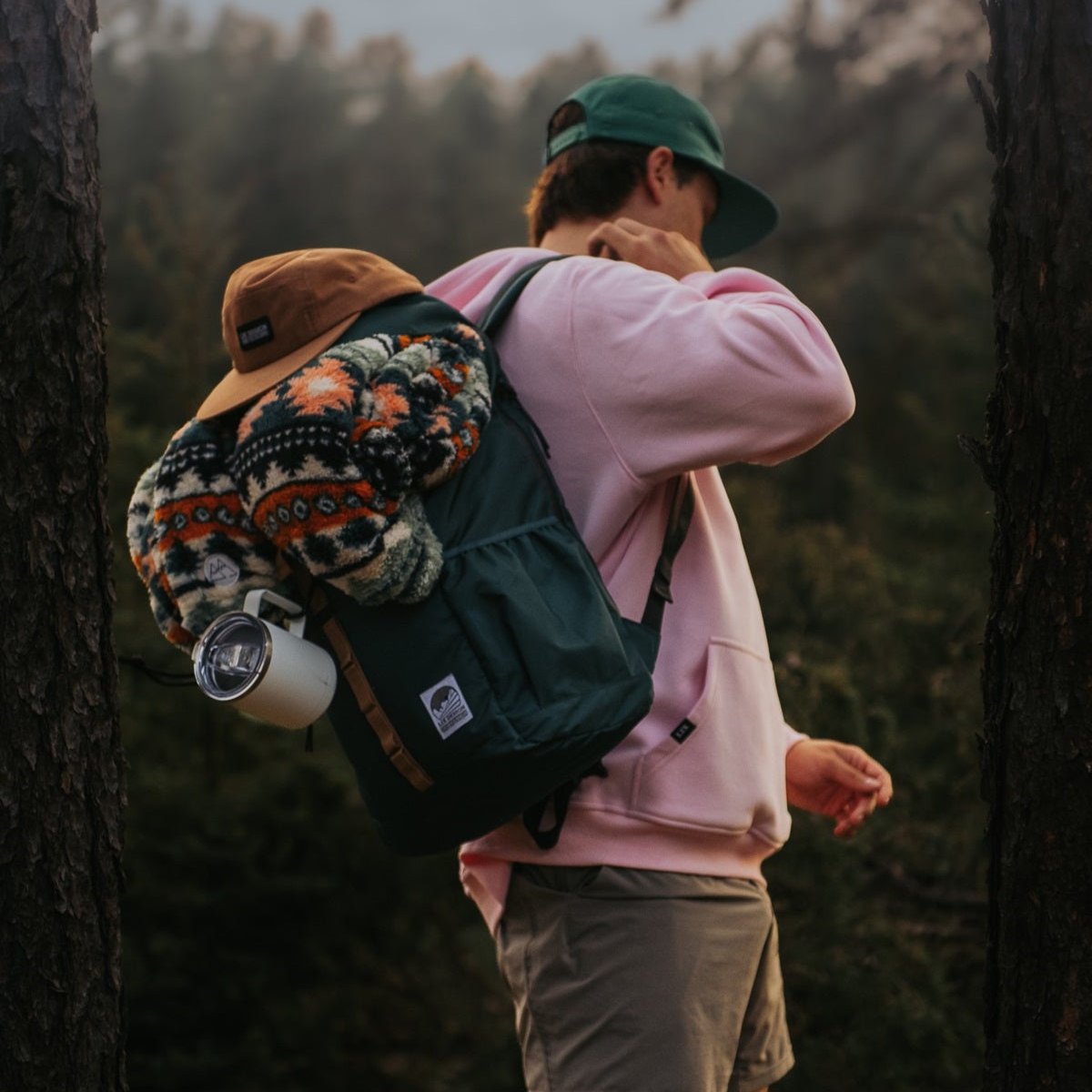 Sac à dos aventure 26L parfait pour tes excursion en forêt.  Couleur vert sarcelle émeraude.  Sac à dos école Herschel. Sac Lavoie. Sac de voyage 26L recyclé. Backpack made in canada. Lix. Sac a dos Canada