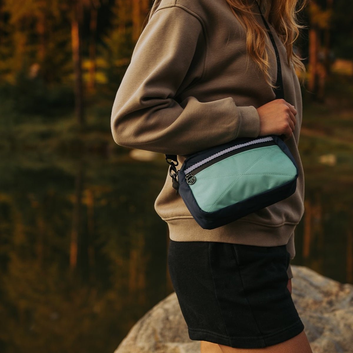 Sac bandoulière pouvant être porté de plusieurs façon. Parfait sac banane de couleur bleu et turquoise. Conçu par Lix Design une entreprise Québécoise. Fièrement Abitibienne.