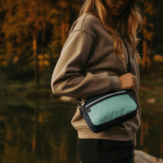 Crewneck brun à manche longue avec une broderie de couleur jaune en forme de soleil. Coton ouaté intérieur velours. Chandail brun avec soleil jaune. Backpack made in canada. Lix. Sac a dos Canada