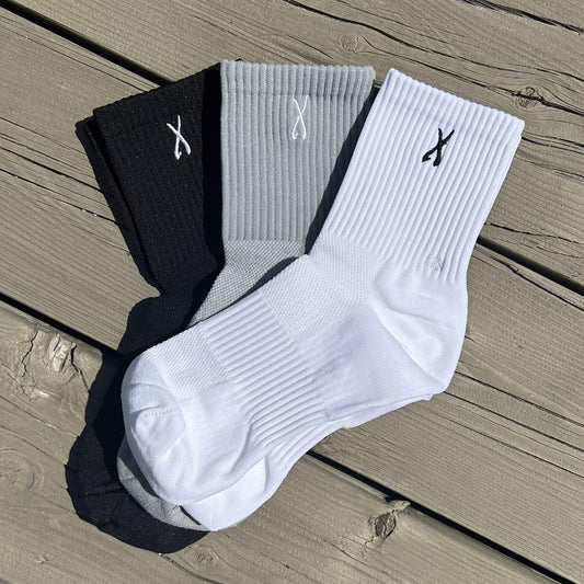Trio de bas X de couleurs neutres. Confortable et pratique pour les sports. Laissent les pieds respirer.  Bas noir avec bas blanc et bas gris. Bas court.