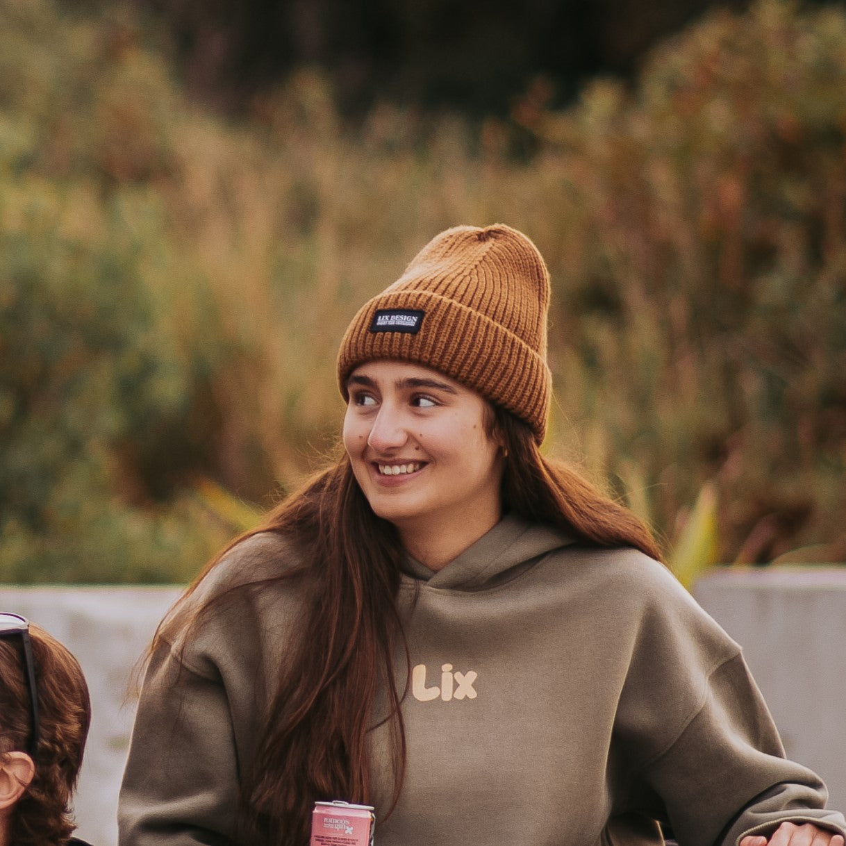 tuque brune, brown beanie notice the reckless. conçu par lix design une entreprise québécoise.