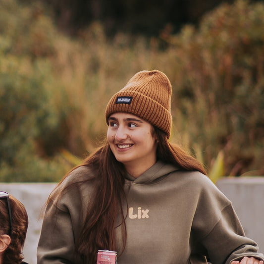 tuque brune, brown beanie notice the reckless. conçu par lix design une entreprise québécoise.
