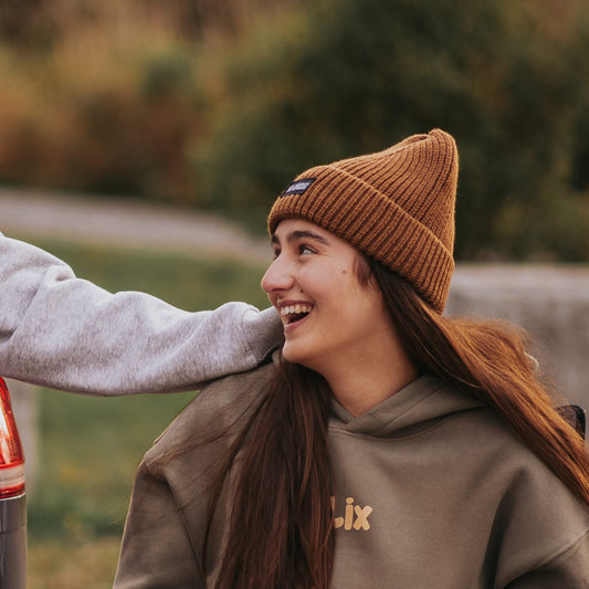 brown beanie. tuque brune.