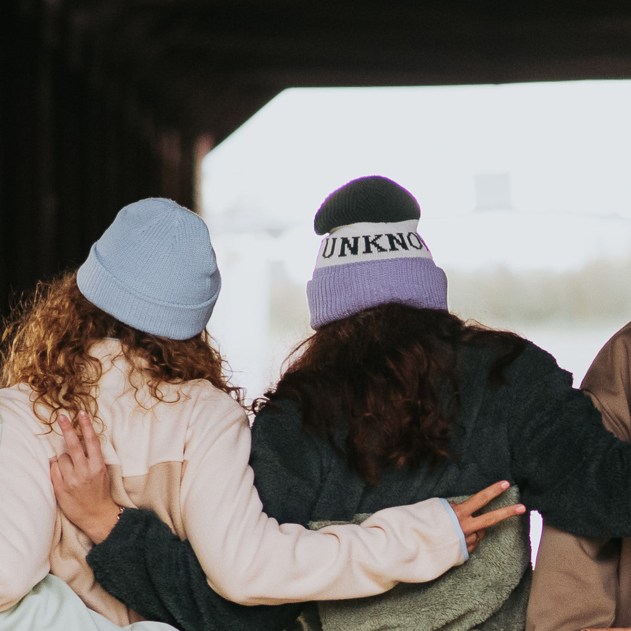 tuque dare the unknown mauve vert et blanche.