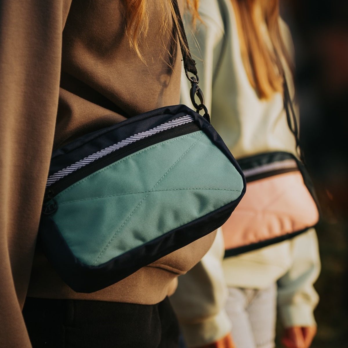 Sac bandoulière de couleur bleu et turquoise. Facilite le transport de tout tes biens. Conçu par Lix design une entreprise Québécoise.