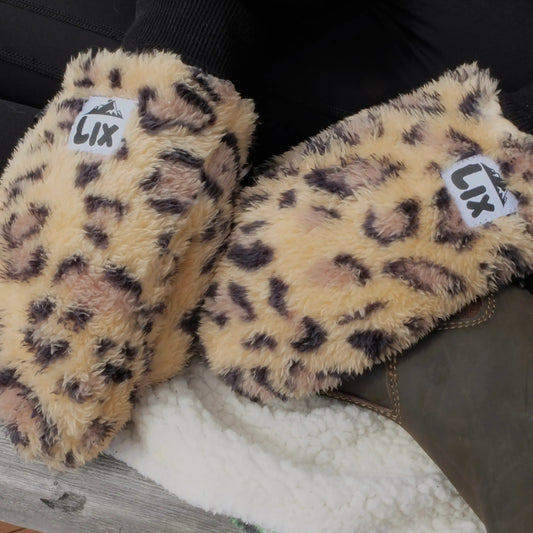 mitaines en léopard fluffy conçu par lix une marque québécoise pour le plein air.