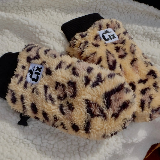 Mitaine en polyester fluffy avec motif léopard pour enfant et adulte.