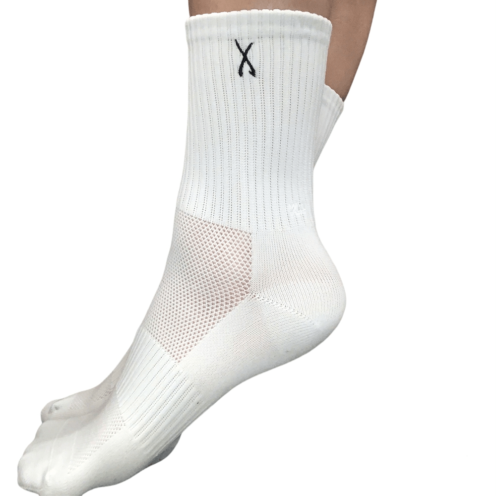 Bas sport de couleur blanc avec un X brodé en noir sur le coté. Confectionné pour les sports. Bande de soutien au centre du pied.