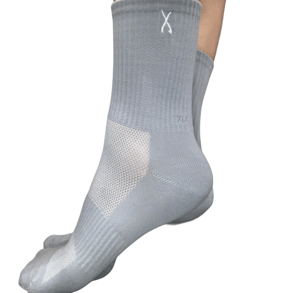 Bas sport de couleur grise avec un X brodé en blanc sur le coté.  Chaussette de sport de couleur grise avec un x brodé. Bas court.